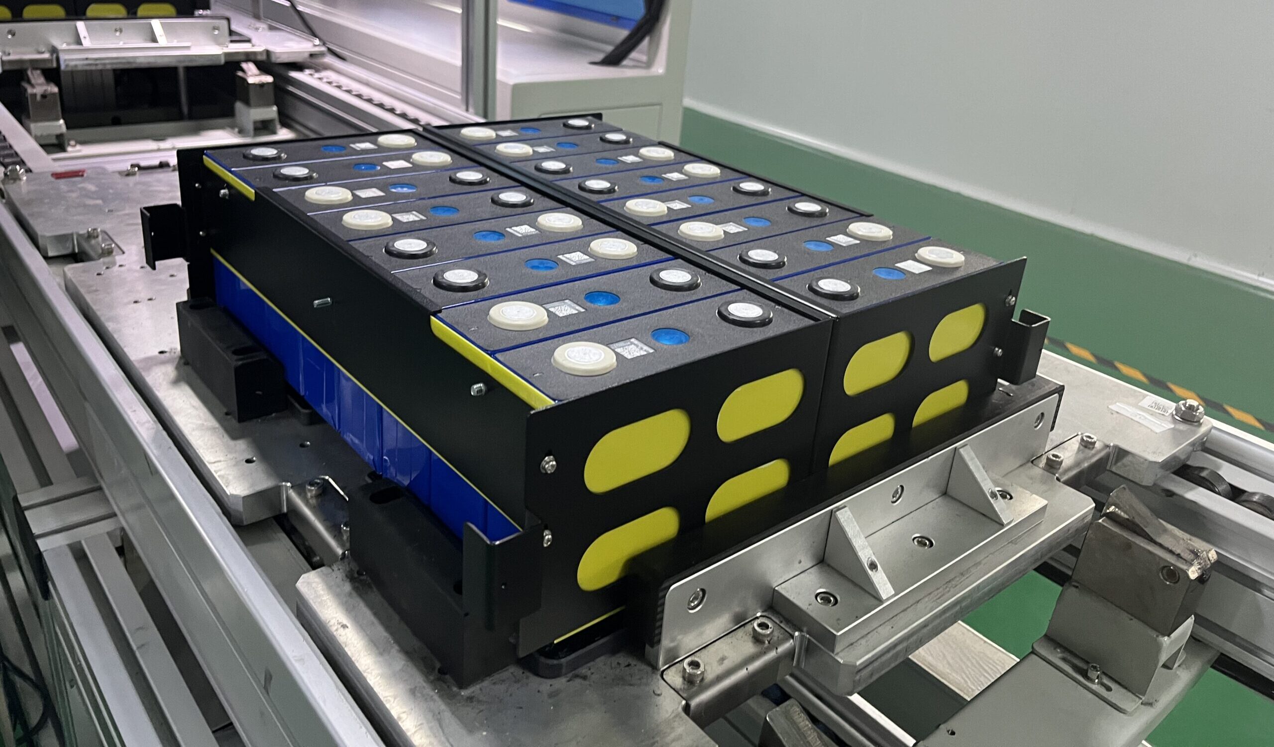 Ett modulärt batteripaket med stora prismatiska litiumjonceller