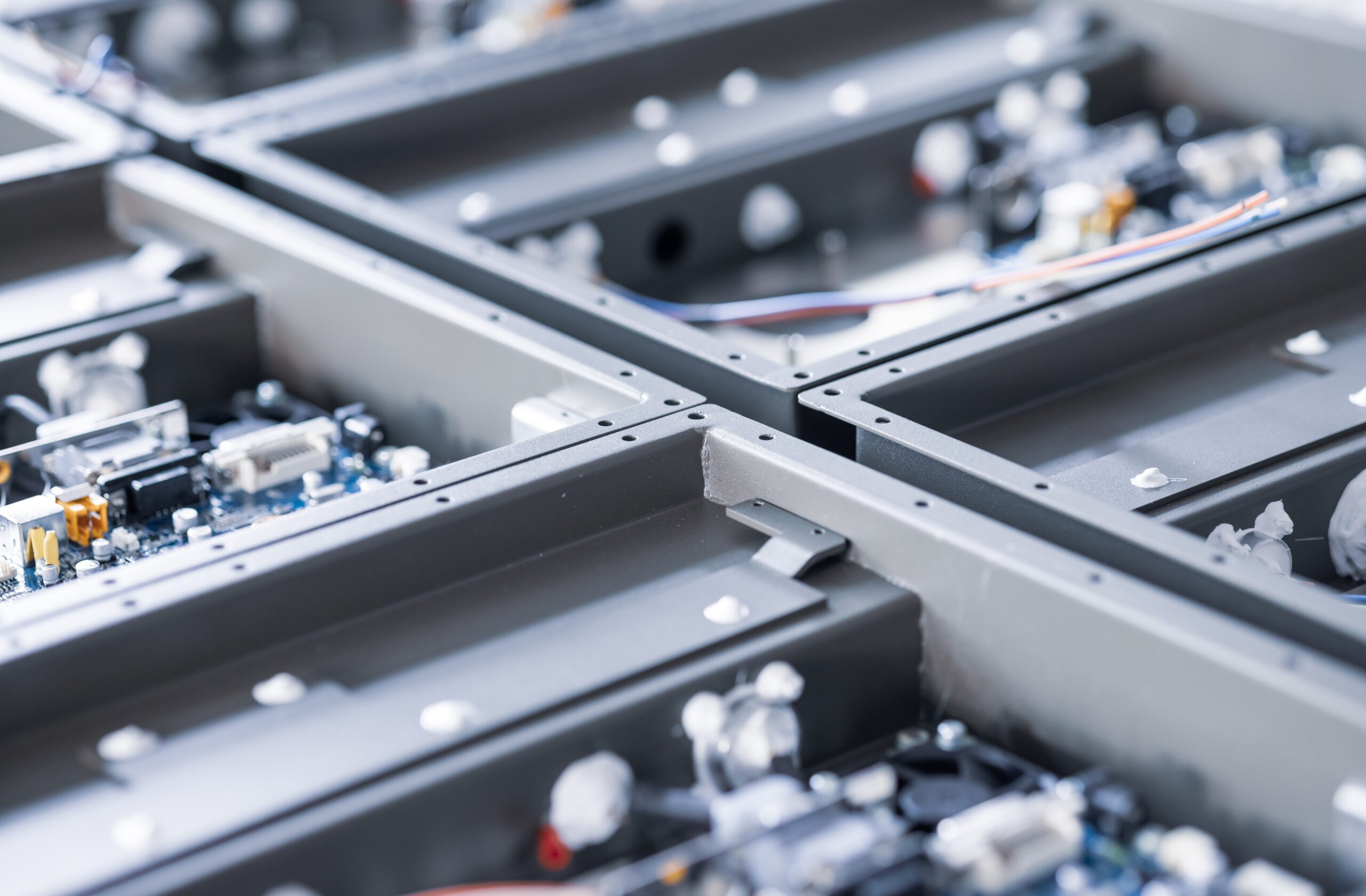 Metalkomponenter och mikrokretsämnen i ett laboratorium.